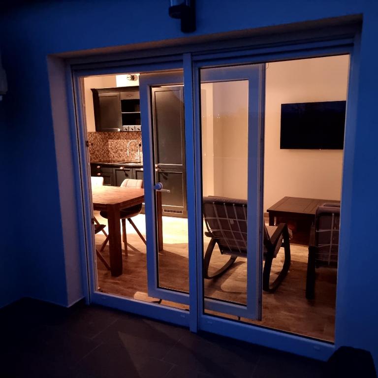 Aksa Residences, Vir