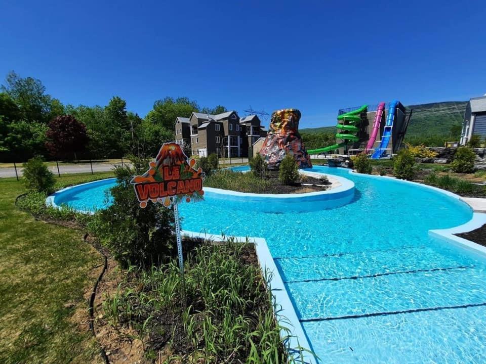 Condo avec foyer, piscine et parc aquatique !