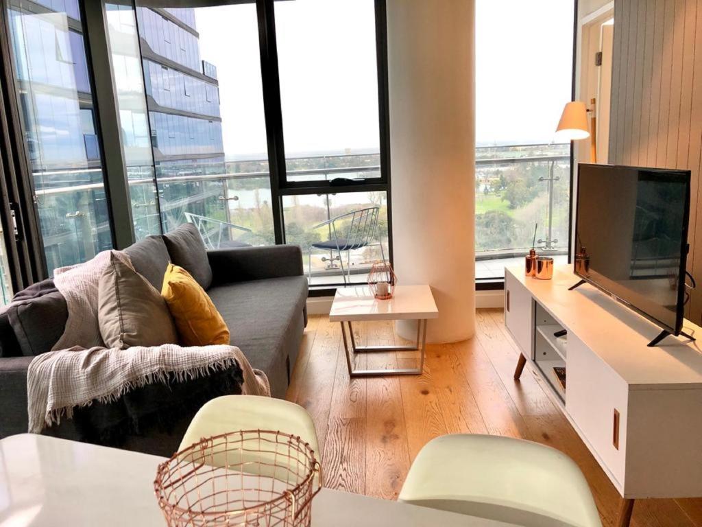 ReadySet Apartments at Emerald photo