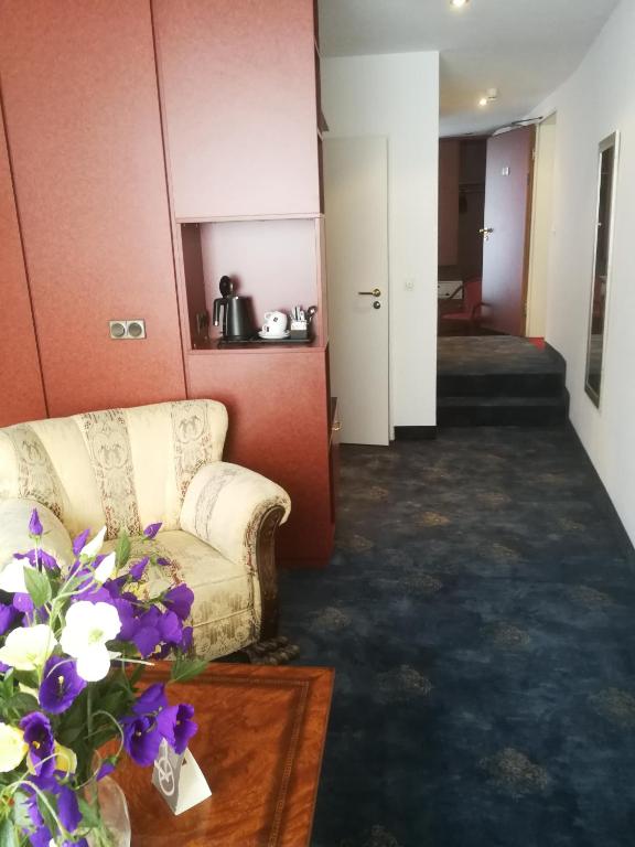 Hotel Room 5