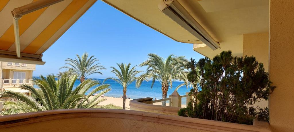 Estupendo apartamento en primera línea de playa y con vistas al mar - 3