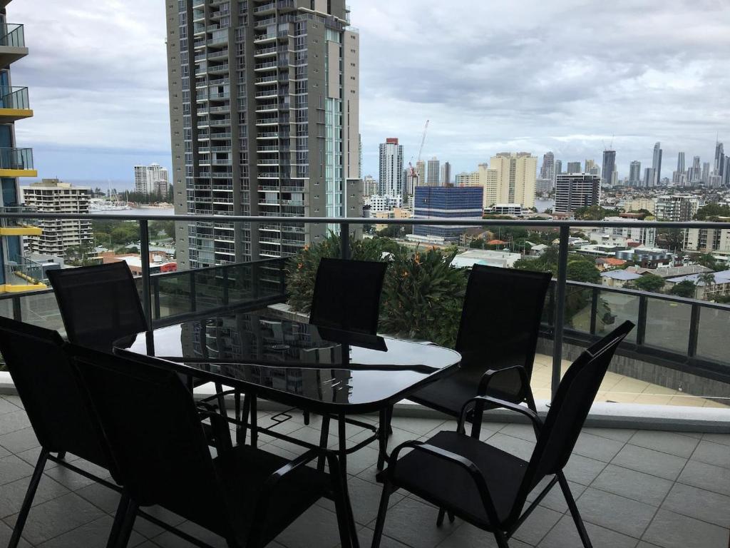 Three-Bedroom Apartment with Amazing View near Surfers Paradise photo