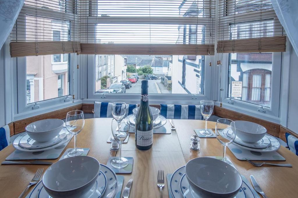 Starfish Apartment - 2 Bedroom Apartment - Tenby, Tenby
