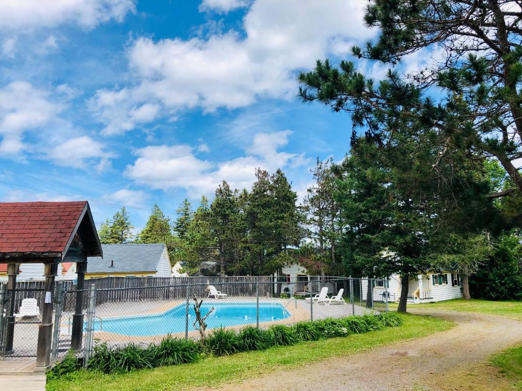 Green Gables Bungalow Court photo