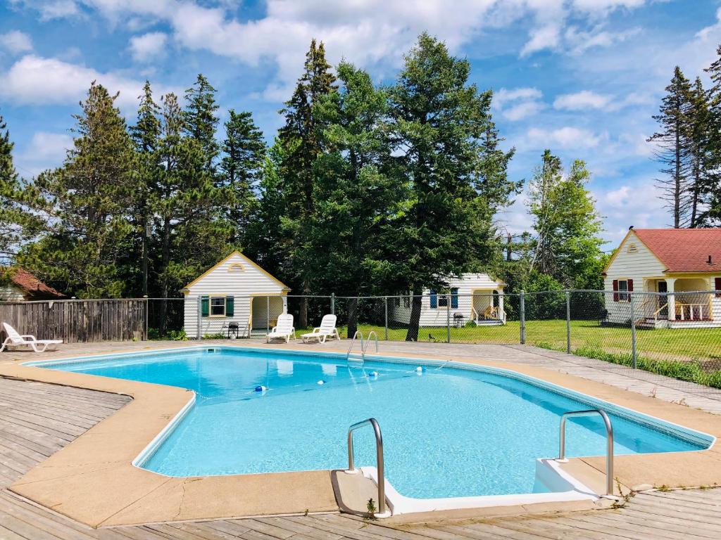 Green Gables Bungalow Court photo