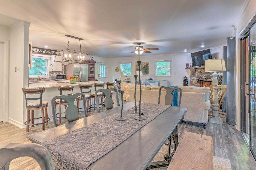 Beautiful Connestee Falls Home with Porch in Brevard 전경