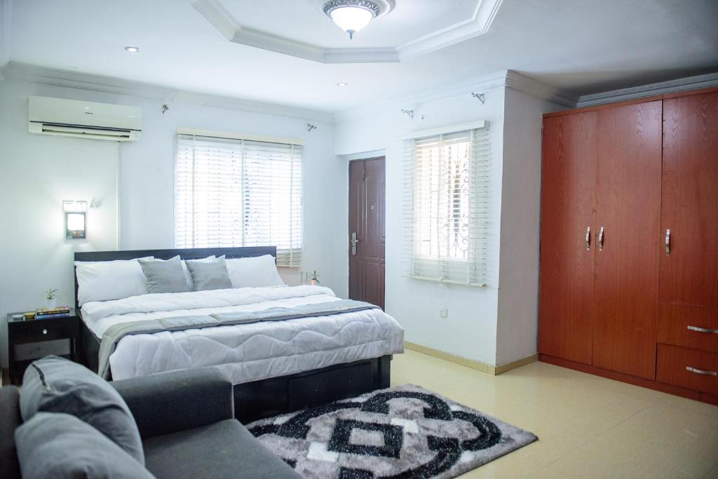 Private Master Bedroom in a Duplex at a Secured Estate with 24hours Power &amp; Security ,DSTV and Wifi  — Hotel in Lekki