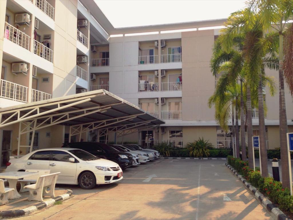 Entrance, Baanbudsarin Apartment in Sing Buri