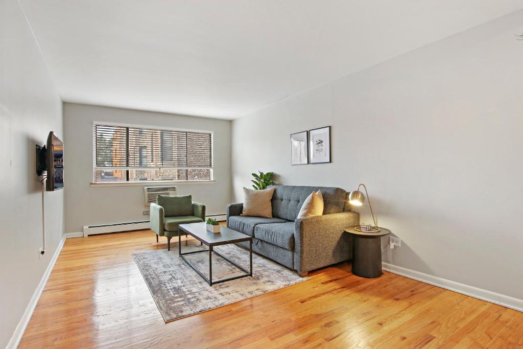 Trendy & Tastefully-Decorated 2BR Apt in Lakeview - Oakdale 512 photo