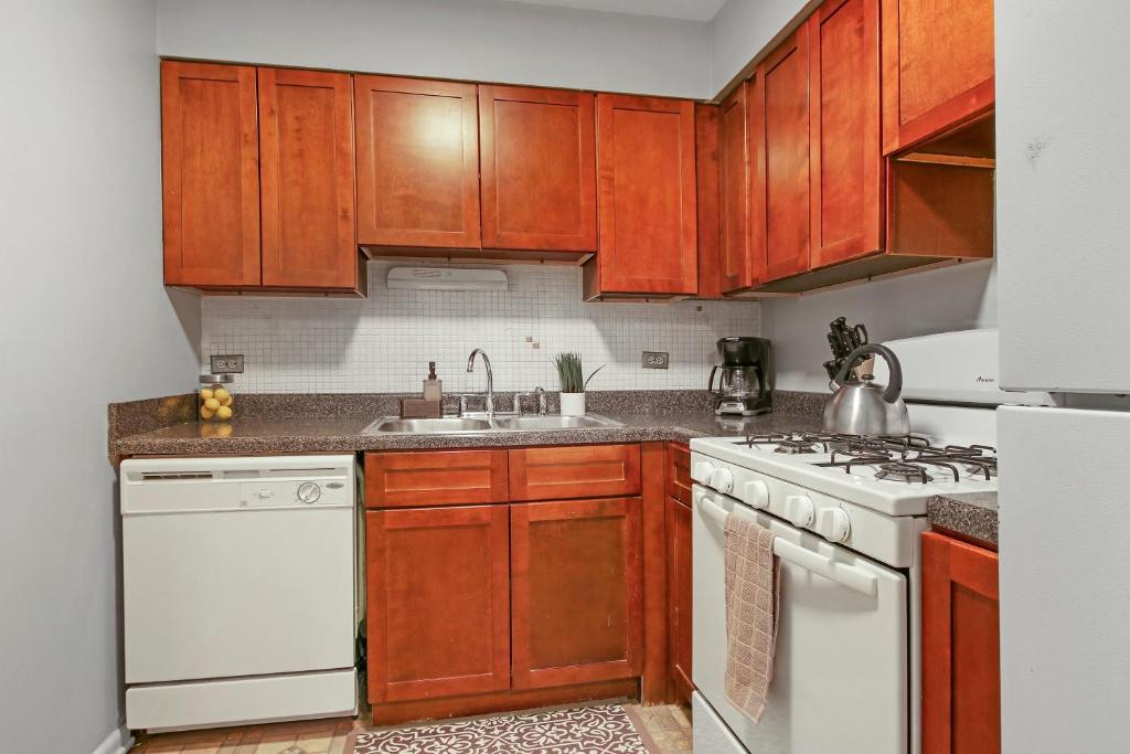 Trendy & Tastefully-Decorated 2BR Apt in Lakeview - Oakdale 512 photo