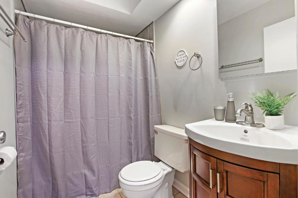 Trendy & Tastefully-Decorated 2BR Apt in Lakeview - Oakdale 512 photo