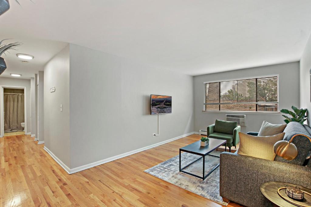 Trendy & Tastefully-Decorated 2BR Apt in Lakeview - Oakdale 512 photo