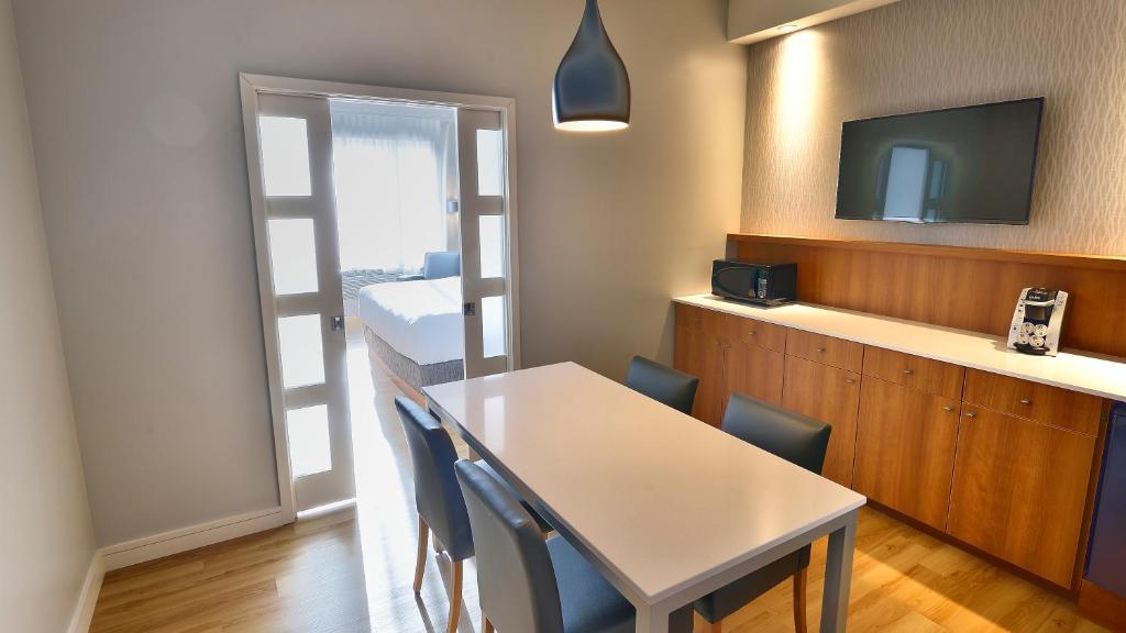 Holiday Inn Express & Suites Vaudreuil-Dorion photo