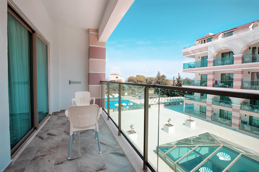 Dosinia Luxury Resort-Ultra All Inclusive — Hotel building in Beldibi