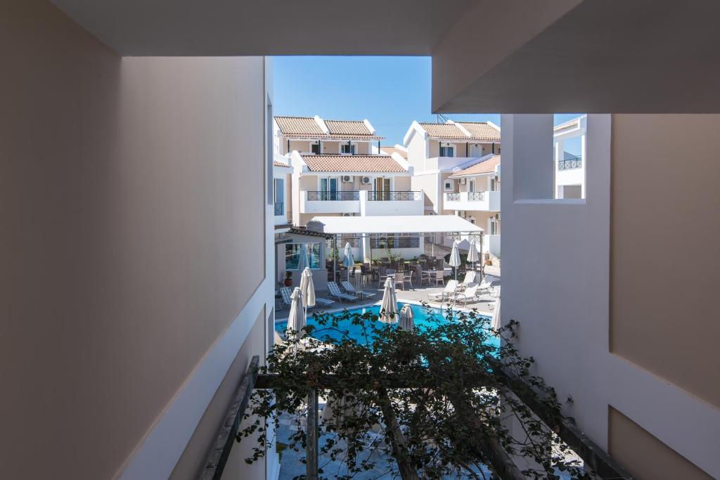 マイストレイル・ホテル (Maistrali Hotel) スイミングプール