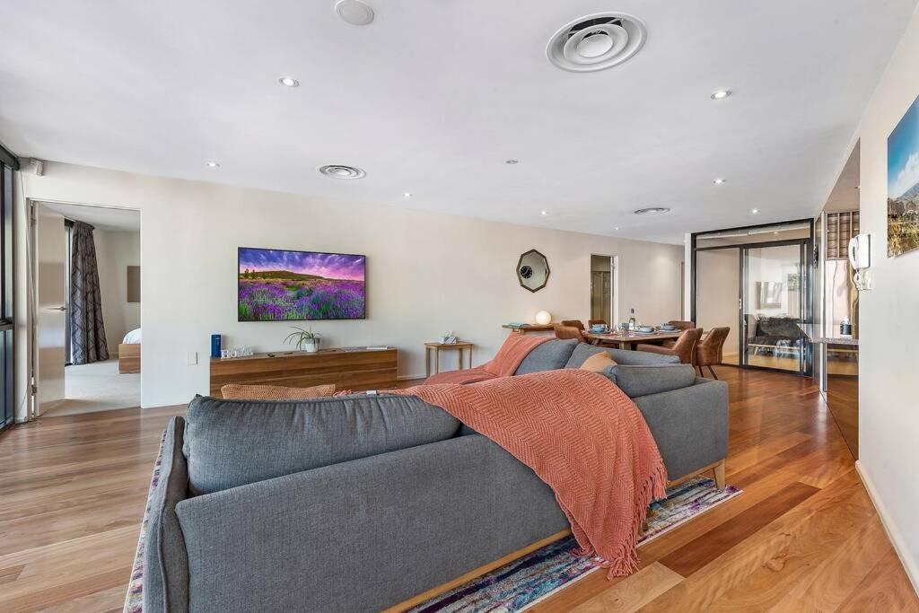 Sub Penthouse Luxe suit, CBD, secure parking, photo