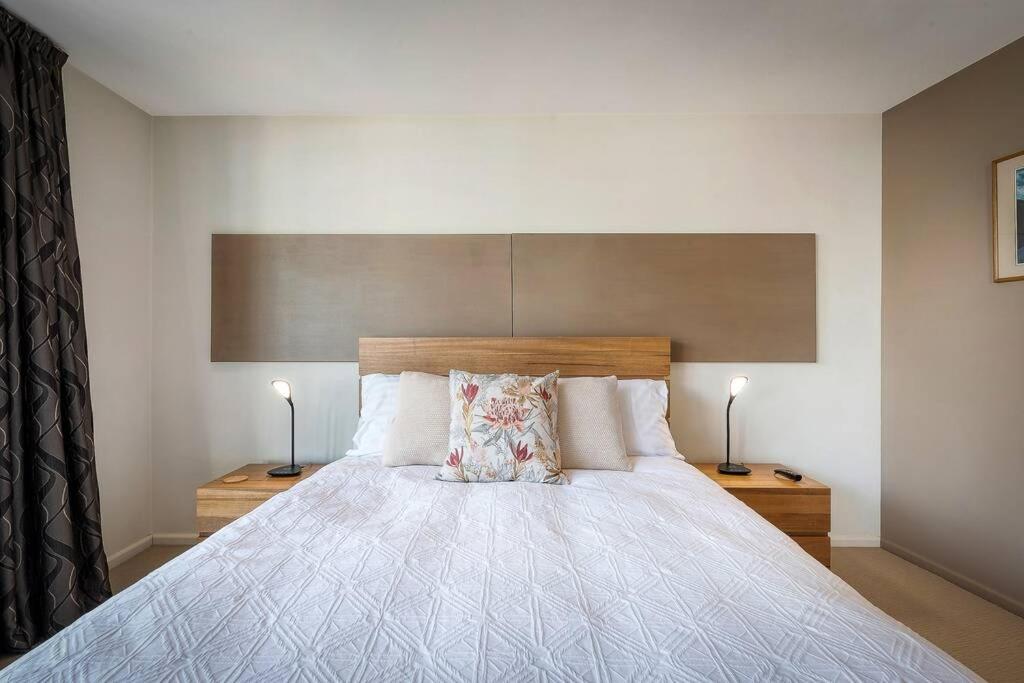 Sub Penthouse Luxe suit, CBD, secure parking, photo