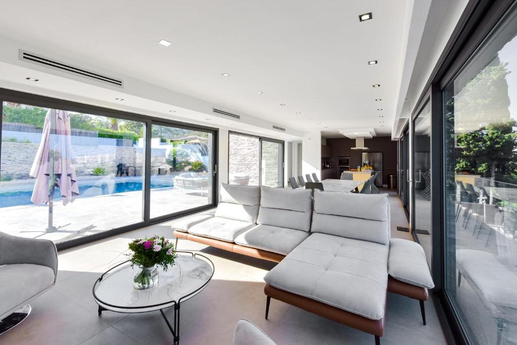 Architect-Designed Villa with Heated Pool for 10 Guests! - 4