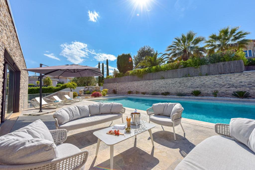 Architect-Designed Villa with Heated Pool for 10 Guests! - 2