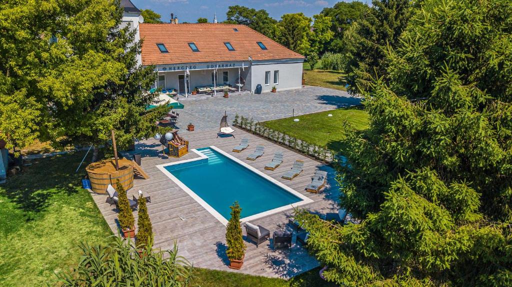 โรงแรมเฮอร์เซก อูดวาร์ฮาซ พอรอสโล (Hotel Herczeg Udvarhaz Poroszlo)