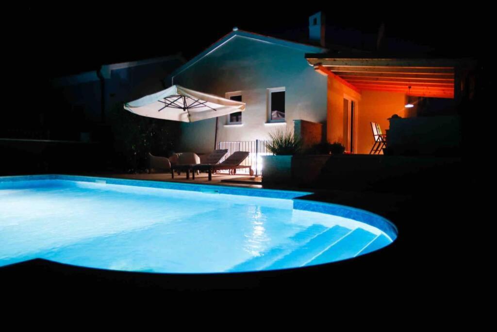 Casa Ro-Ma, seaside villa with a heated pool, Banjole