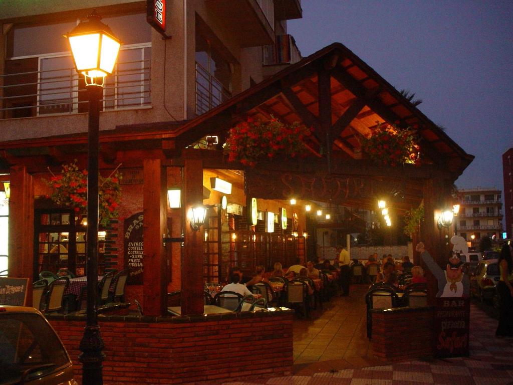 Aparthotel Safari — Restaurant & bars in Calella, Catalonia