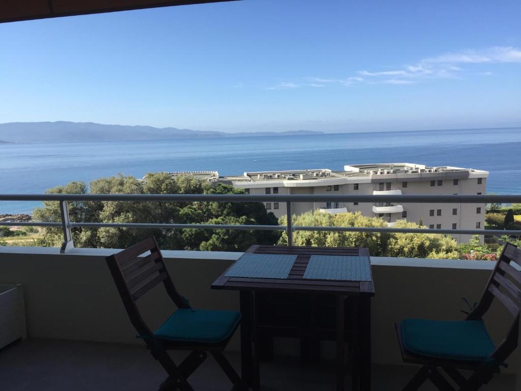 Appartement T3 classé 3 étoiles vue mer avec terrasse ,plage 2 minutes à pied - 2