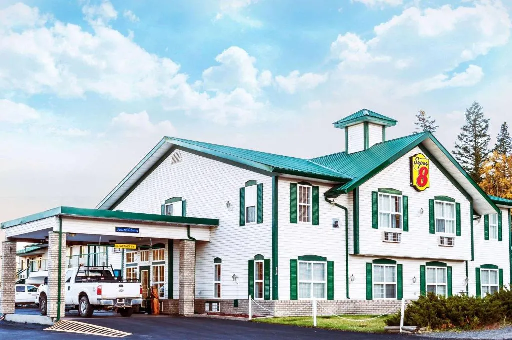 Super 8 by Wyndham 100 Mile House, hotel in One Hundred Mile House