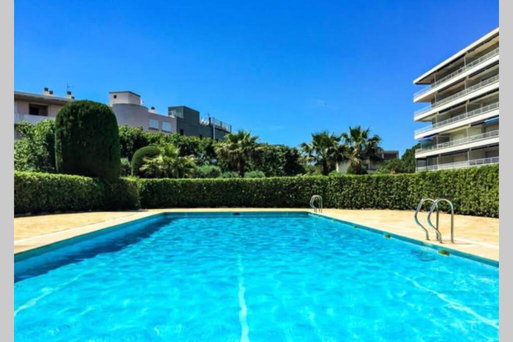F2 Climatisé Piscine Proche Plage - 1