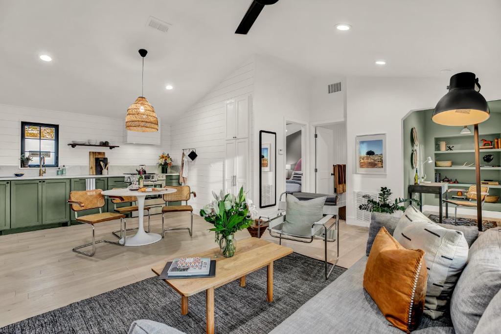 New Luxury Vacation Cottages with Deck and Patio