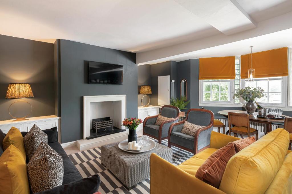 Central Apartment With Private Parking, Бат