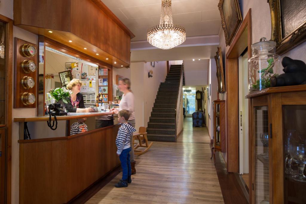 Check-in/out [private]