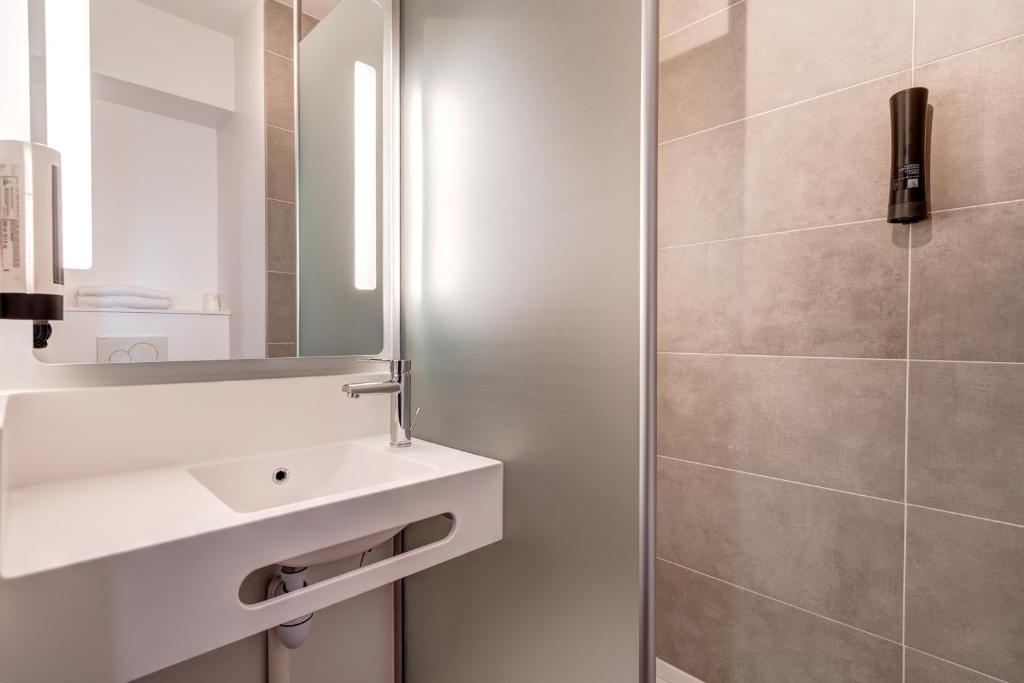 B&B HOTEL Le Port Marly Saint Germain en Laye photo