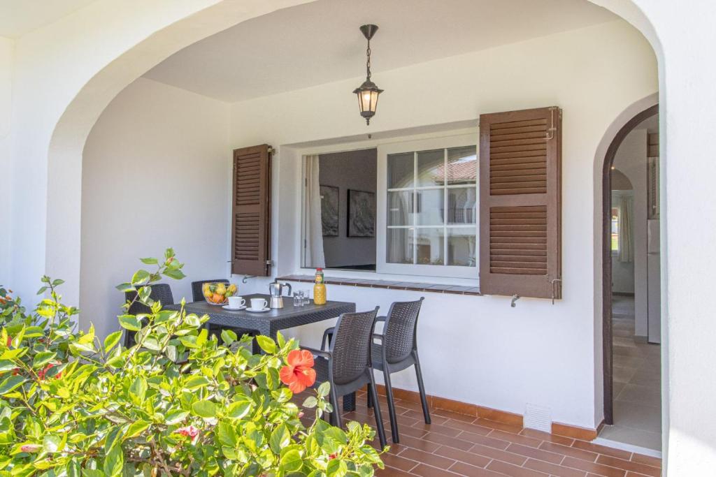 Son Bou Playa Gold by Menorca Vacations — Hotel building in Son Bou, Balearic Islands