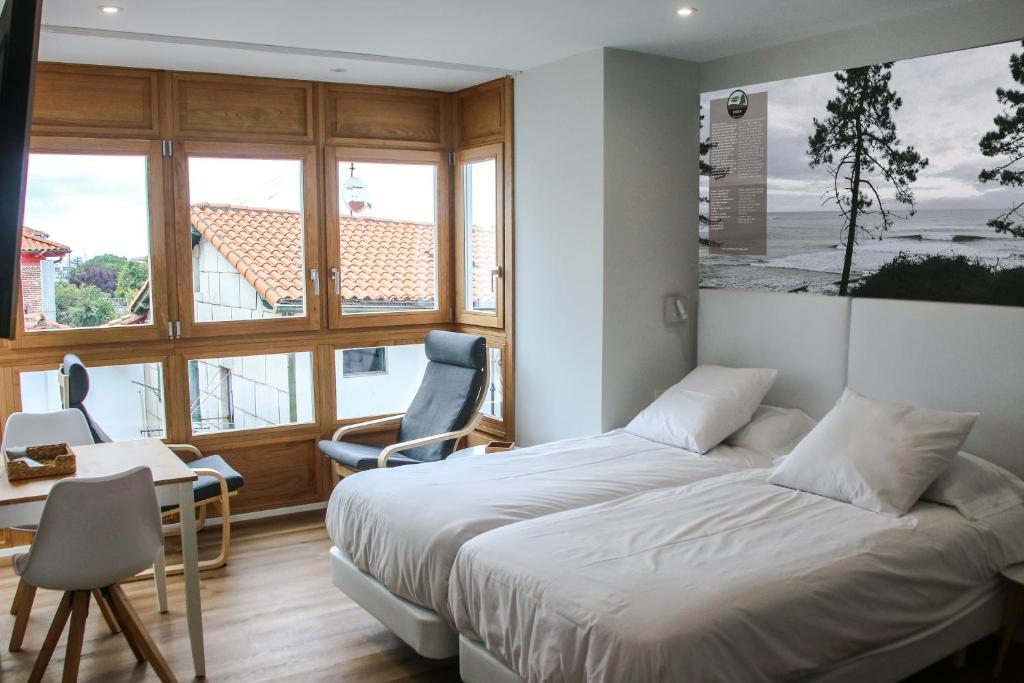 Apartamentos Mundaka Surf Camp photo