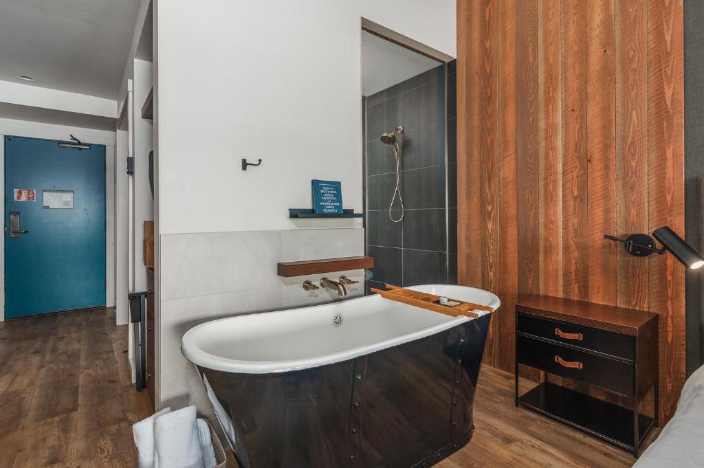 Headlands Coastal Lodge & Spa photo