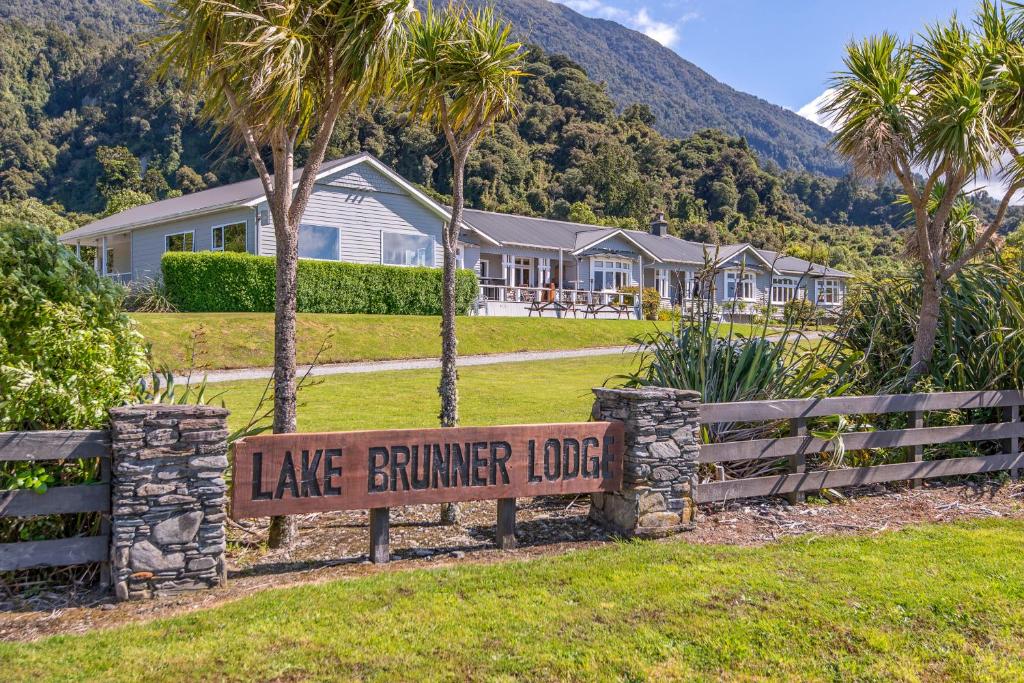 Lake Brunner Eco Lodge — Hotel in Moana