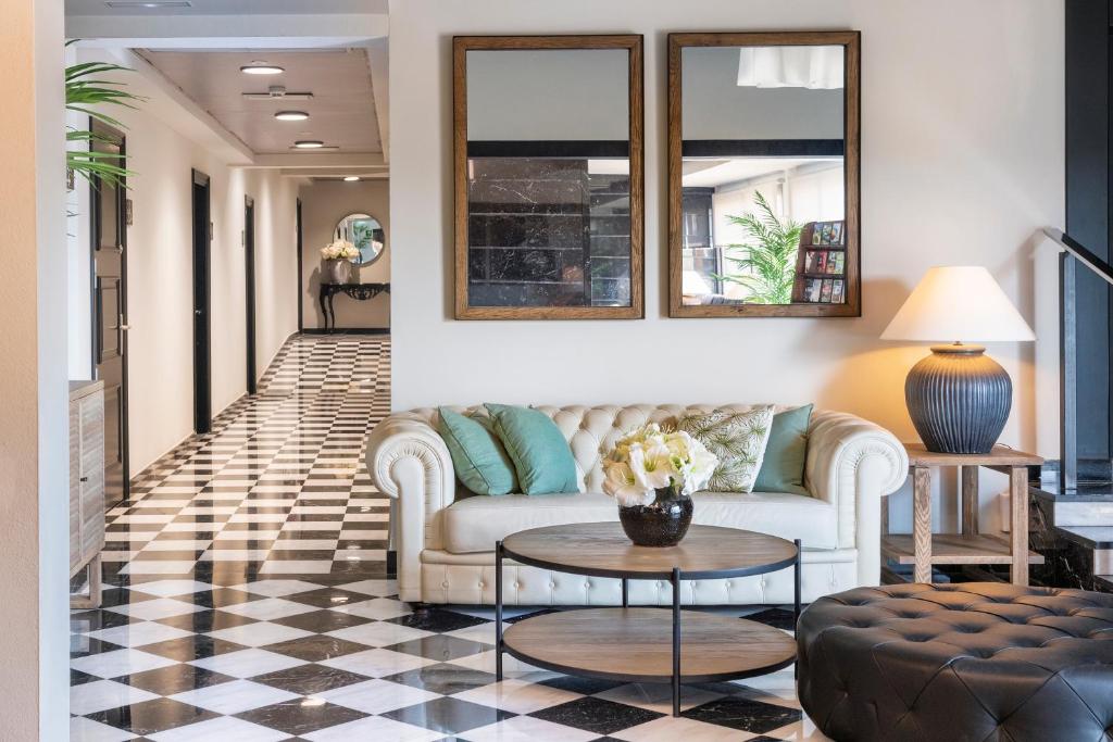 Salles Hotel Aeroport De Girona Photo 8