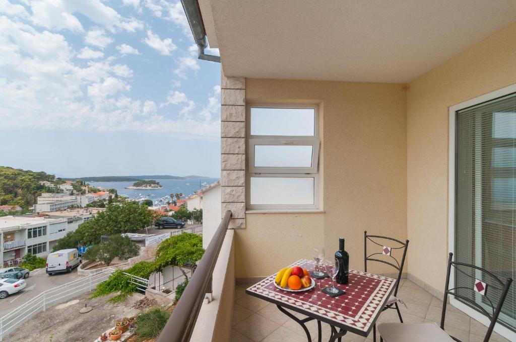 Apartments Molo Mare — Hotel in Hvar