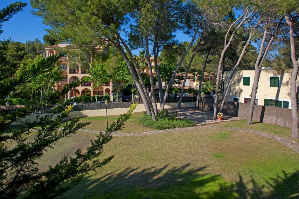 Hotel Bahia — Hotel building in Peguera, Balearic Islands
