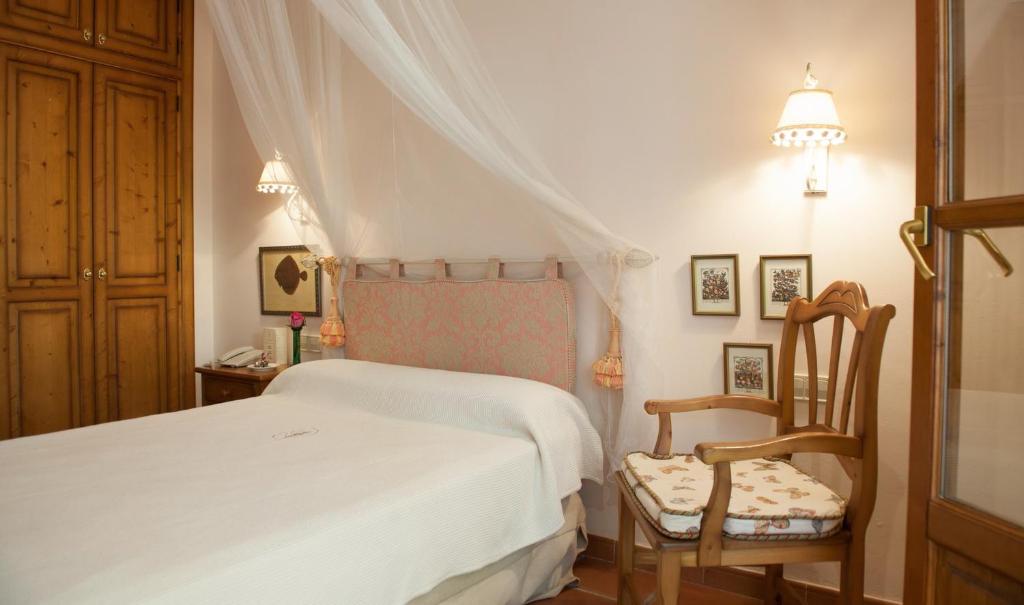 Hotel Bahia — Hotel rooms in Peguera, Balearic Islands