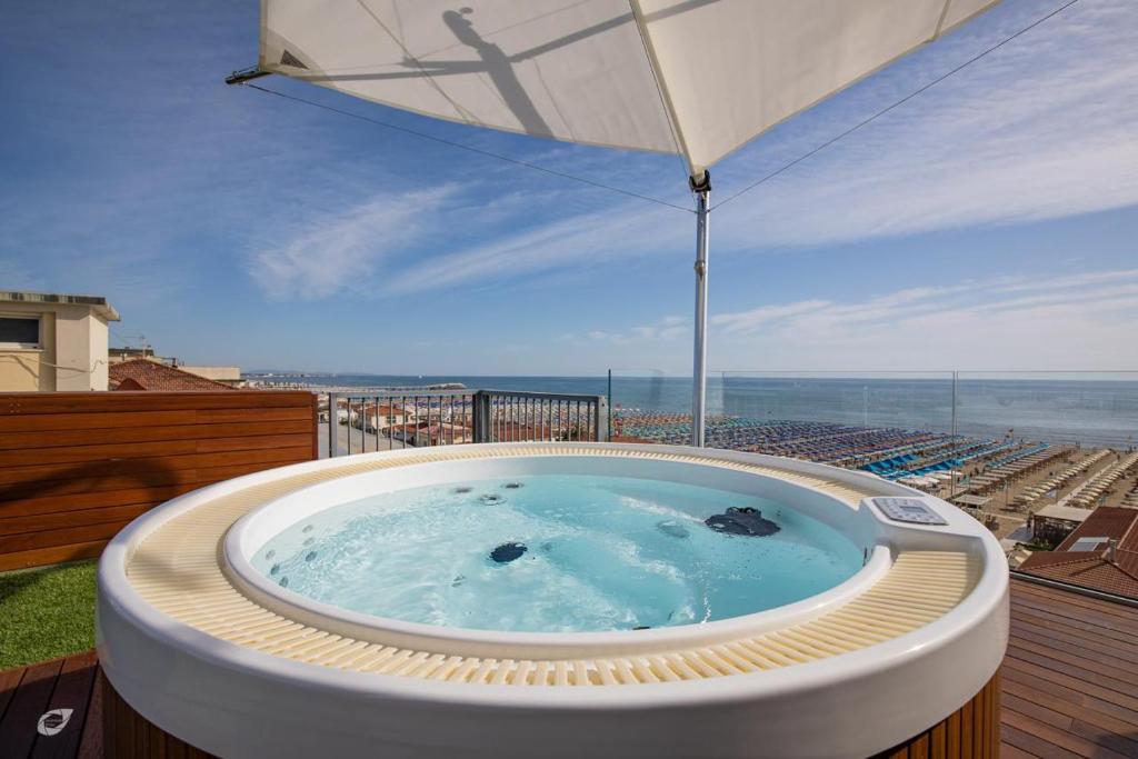 Beachfront Penthouse with private parking - 4