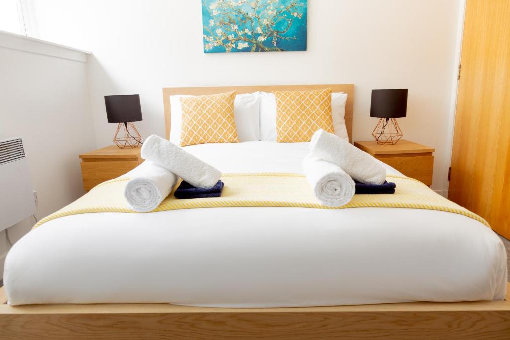 Modern Merchant City Apartment by George Square — Hotel in Glasgow
