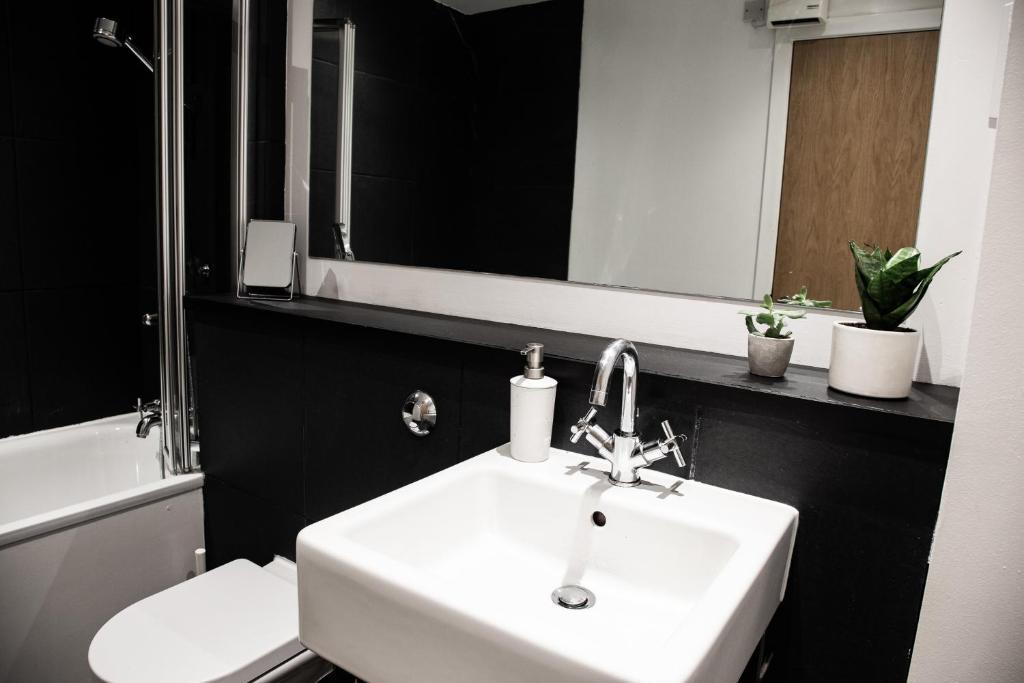 Modern Merchant City Apartment by George Square photo