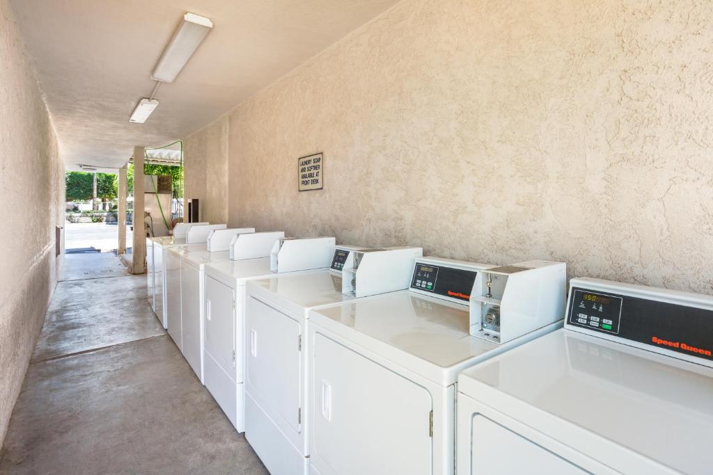 Knights Inn And Suites Yuma Photo 9