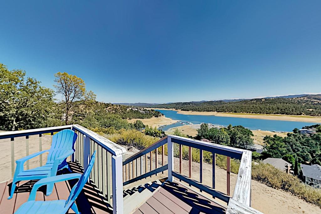 Lighthouse Views at Lake Nacimiento in Paso Robles Wine Country in Oak