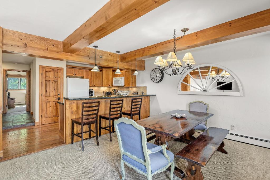 Snowmass 2br Getaway Pool, Hot Tub & Ski Access - D2, Snowmass Village