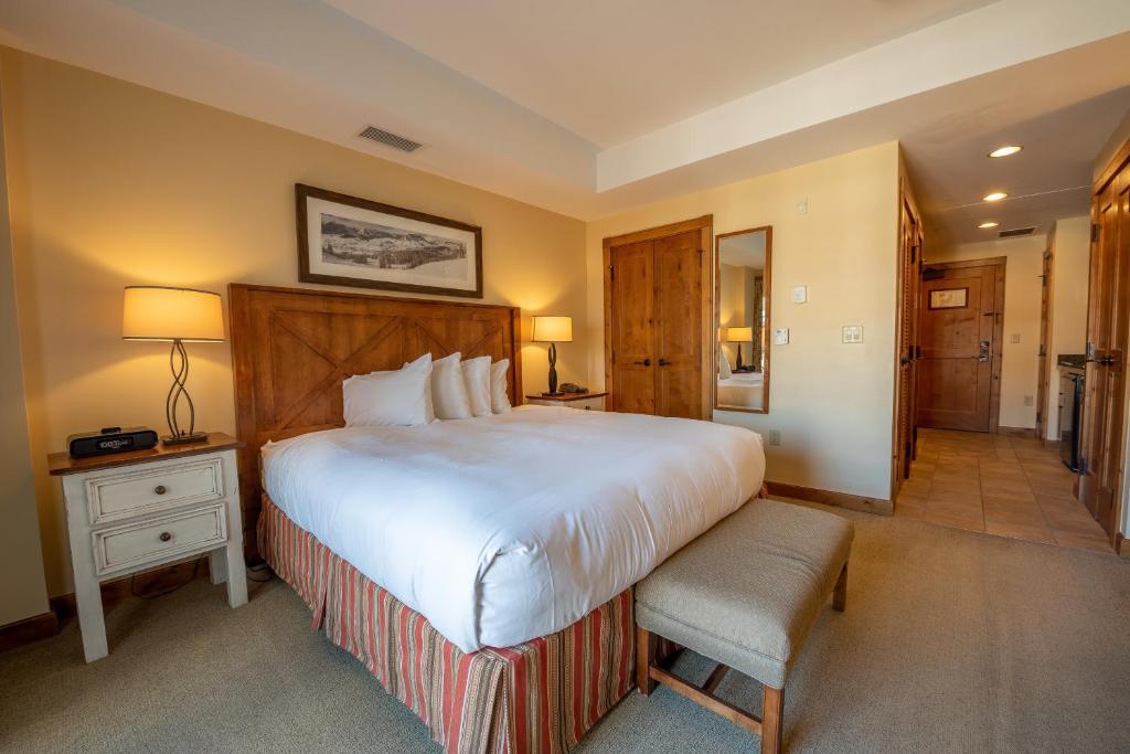 Comfortable Studio Efficiency Unit with Balcony over Mountaineer Square condo, Crested Butte