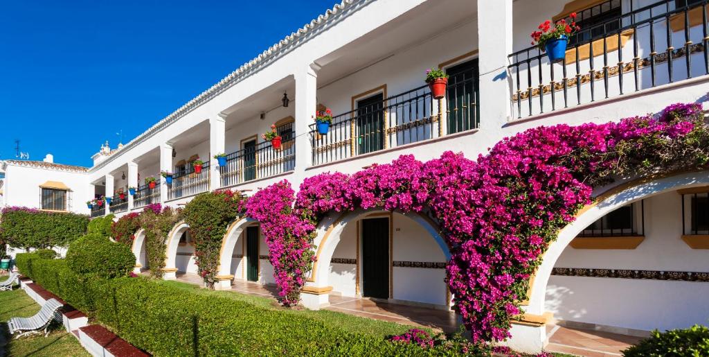 Globales Cortijo Blanco — Hotel building in Marbella, Andalusia