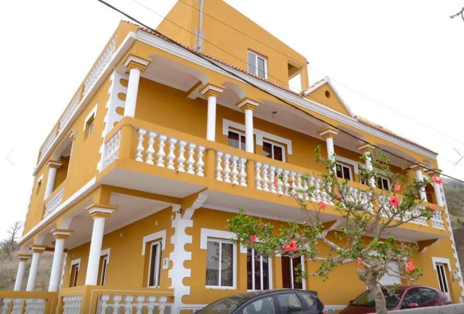 Residensia Ka Denxu，位于Vila Nova Sintra的酒店